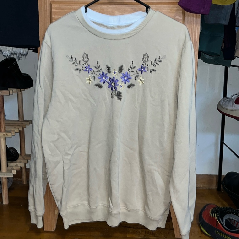 Retro crew neck with floral design